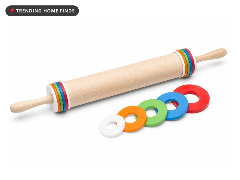 Wooden rolling pin with coloured thickness rings fitted at each end, a measurement guide printed along the barrel, and five spare rings beside it